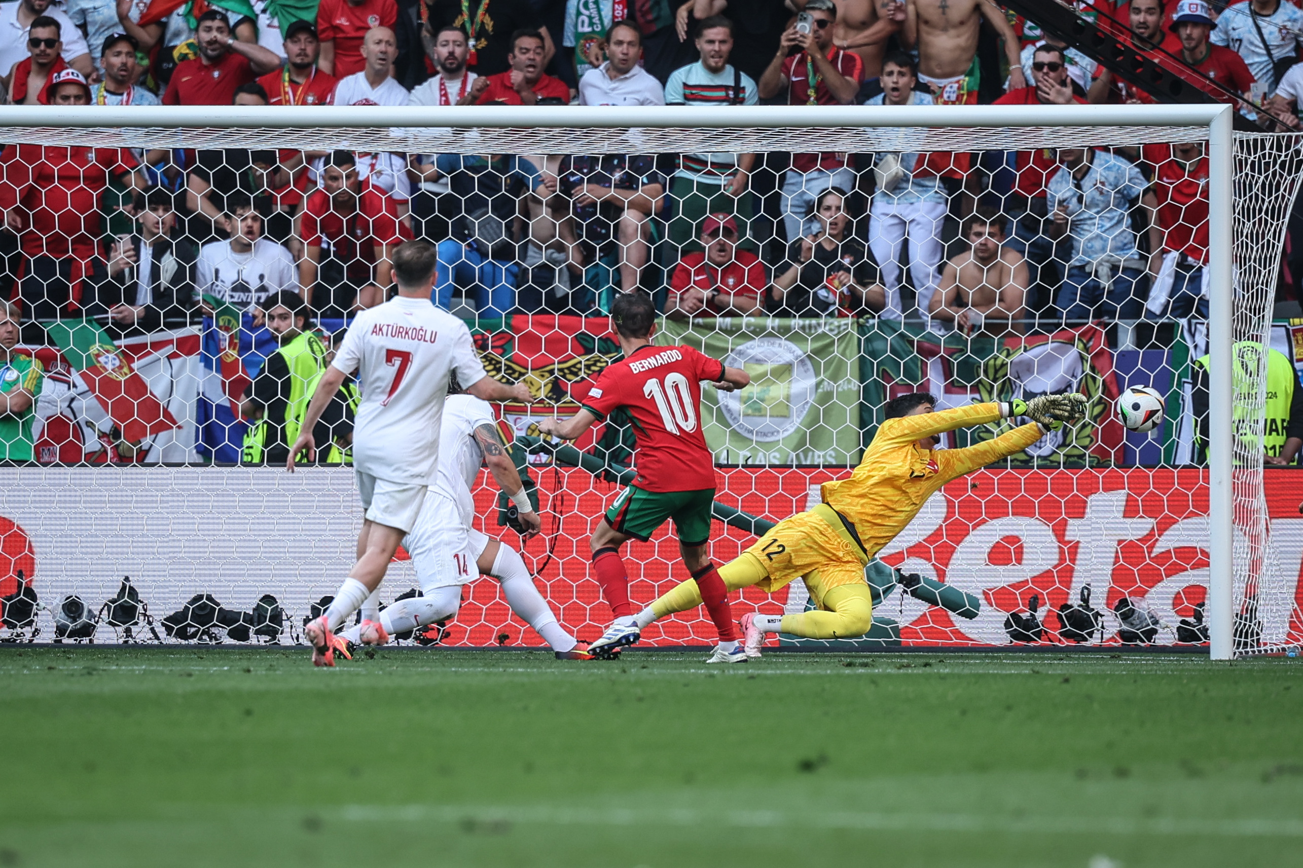 葡萄牙击败法国，挺进欧锦赛决赛()  第2张